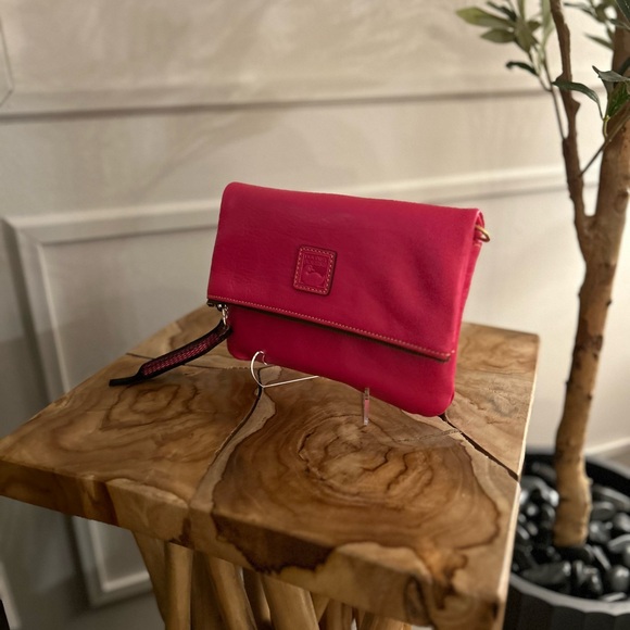 💗Dooney and Bourke fold over crossbody in FUCHSIA💗 - Picture 2 of 4